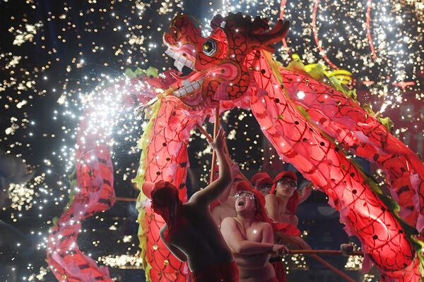 Выступление танцоров в парке Пекина в четвертый день Лунного Нового года, Китай - Sputnik Казахстан