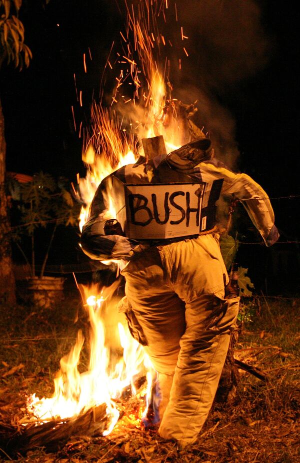 Горящее чучело с изображением Джорджа Буша во время празднования Нового года в Капире, Панама - Sputnik Казахстан