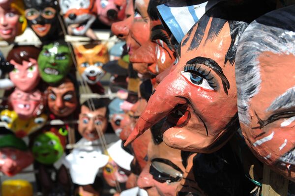 Традиционные новогодние маски перед празднованием Нового года в Кито, Эквадор - Sputnik Казахстан