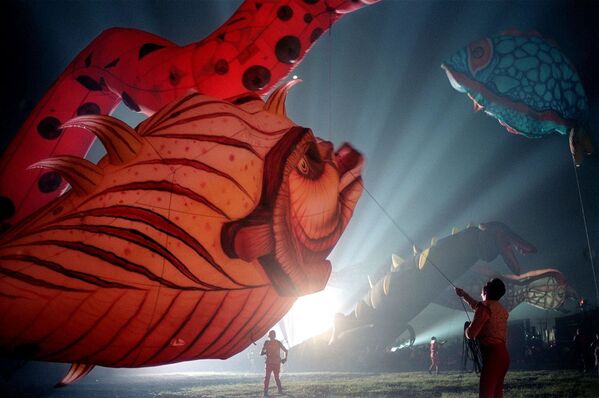 Гигантские шары в форме рыб, драконов, птиц и крокодилов во время празднования Нового года, Филиппины  - Sputnik Казахстан