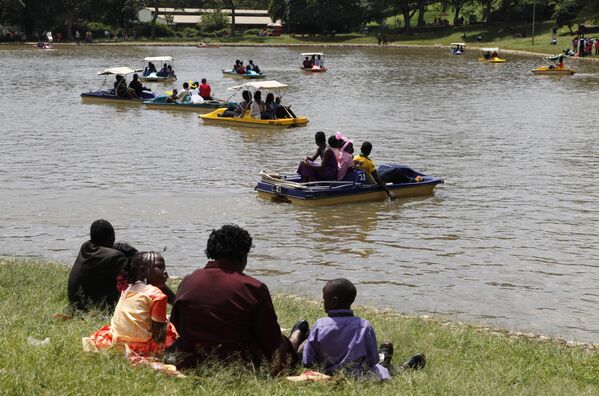 Лодки на озере во время празднования Нового года в парке Ууру, Найроби, Кения - Sputnik Казахстан