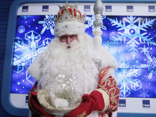 Дед Мороз держит вазу с белой крысой - символом 2020 года  - Sputnik Казахстан