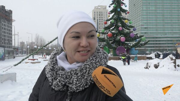 Стихи и песни про Новый год: опрос на улицах Нур-Султана - видео - Sputnik Казахстан