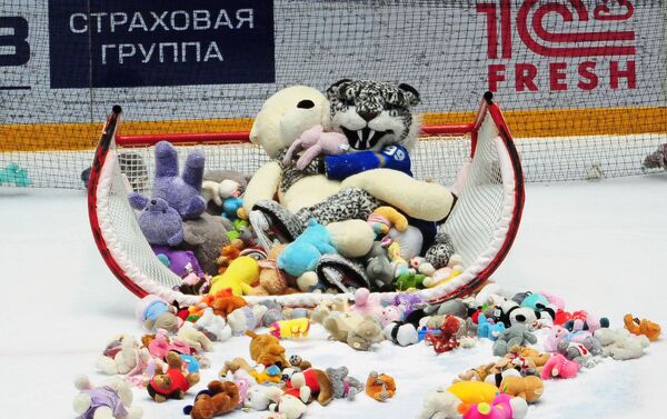 Талисман Барыса в окружении плюшевых игрушек - Sputnik Казахстан