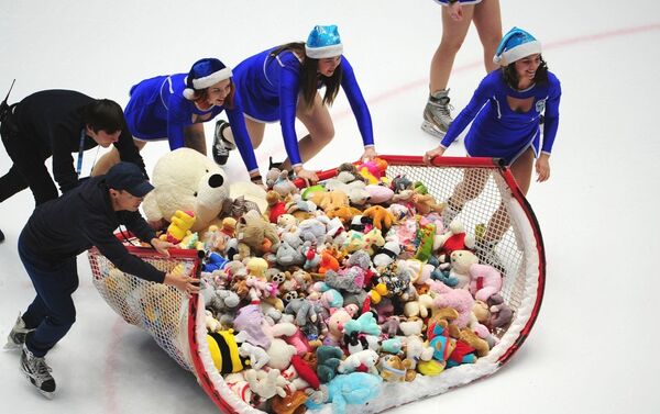 Игрушки, выброшенные на лед во время мишкопада - Sputnik Казахстан