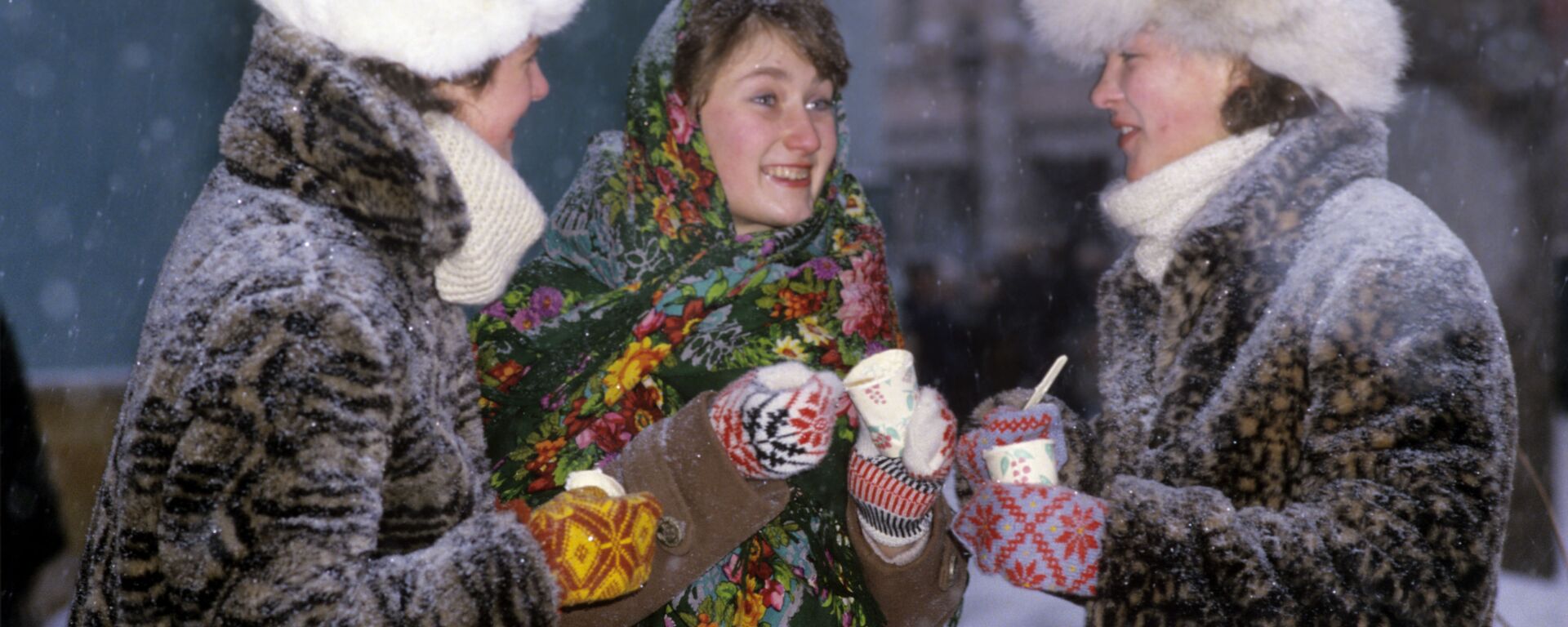 Девушки едят мороженое - Sputnik Казахстан, 1920, 19.01.2023