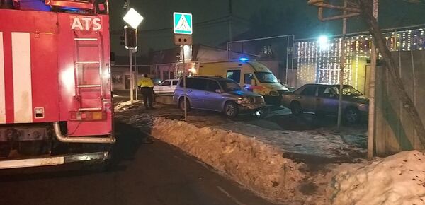 Автомобиль протаранил в патрульную машину в Алматы: пострадал полицейский - Sputnik Казахстан