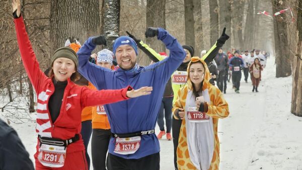 Тысячи казахстанцев в новогодних костюмах пробежали алматинский марафон - Sputnik Казахстан