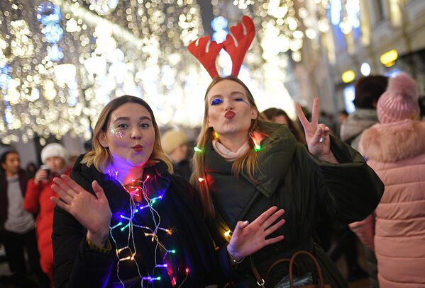 Девушки встречают Новый год на Никольской улице в Москве - Sputnik Казахстан