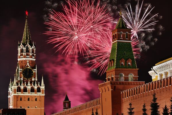 Новогодний салют над Красной площадью в Москве - Sputnik Казахстан