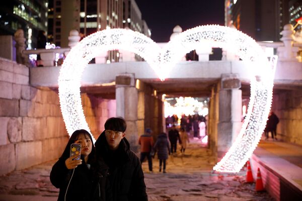 Влюбленная пара во время фотографирования накануне Нового года в Сеуле, Южная Корея  - Sputnik Казахстан