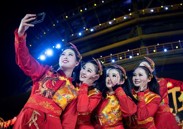 Артисты после наступления Нового года в Пекине  - Sputnik Казахстан