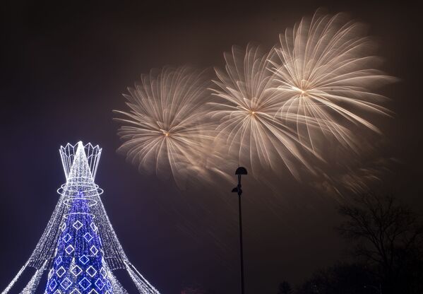 Салют над рождественской елкой в Литве  - Sputnik Казахстан