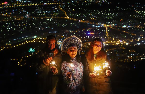 Жители и гости Пятигорска встречают Новый год на вершине горы Машук - Sputnik Казахстан