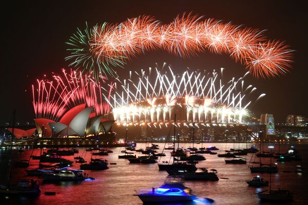 Салют во время празднования Нового года в Сиднее, Австралия  - Sputnik Казахстан