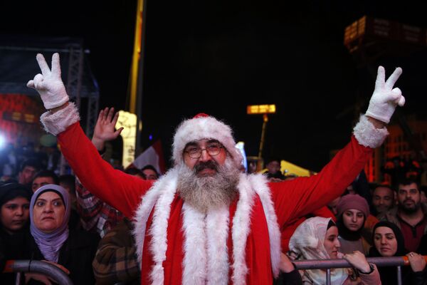 Антиправительственный протестующий во время празднования Нового года в Бейруте  - Sputnik Казахстан