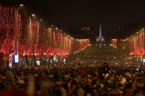 Жители во время празднования Нового года в Париже  - Sputnik Казахстан