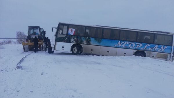 Автобус с казахстанскими хоккеистами застрял на трассе - Sputnik Казахстан