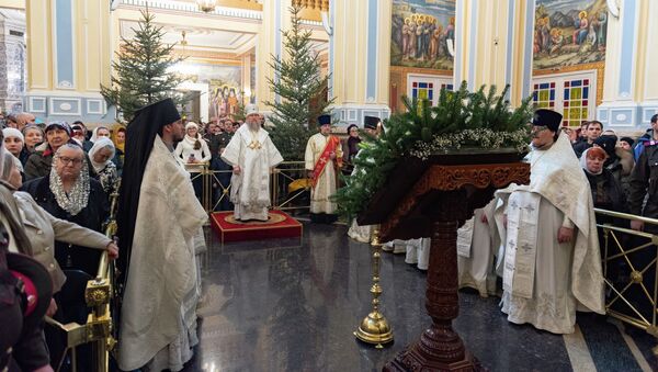 Праздничная Божественная литургия в Вознесенском кафедральном соборе в Алматы - Sputnik Казахстан