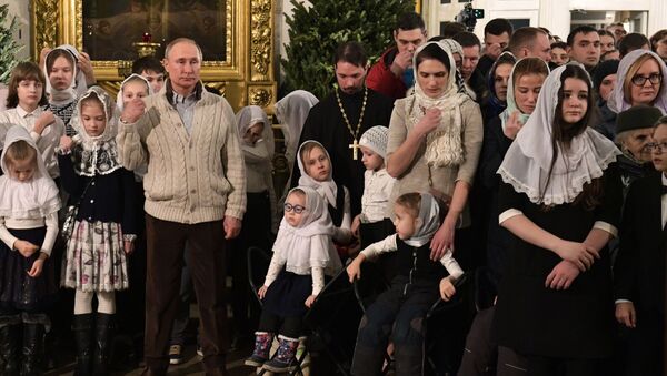 Президент России Владимир Путин посетил Рождественское богослужение в Санкт-Петербурге - Sputnik Казахстан