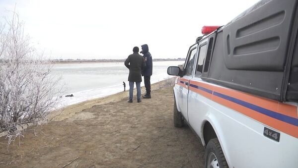 Как полицейские спасали трех детей из ледяной воды реки Урал - Sputnik Казахстан
