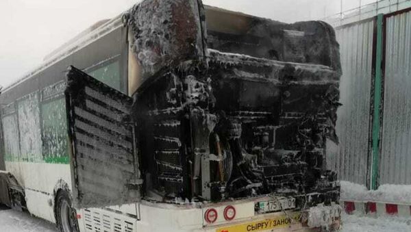 Пассажирский автобус загорелся около аэропорта в Нур-Султане  - Sputnik Казахстан