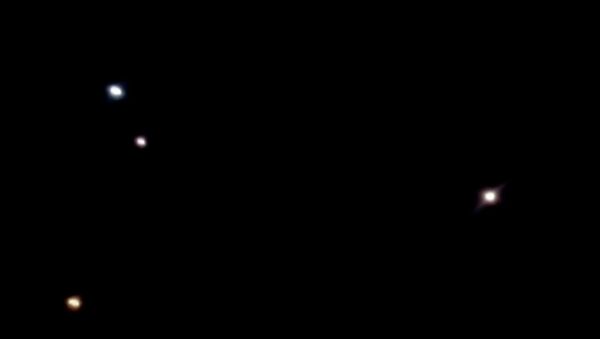 Вид ночного неба после того, как Иран выпустил баллистические ракеты против баз военных США   - Sputnik Казахстан