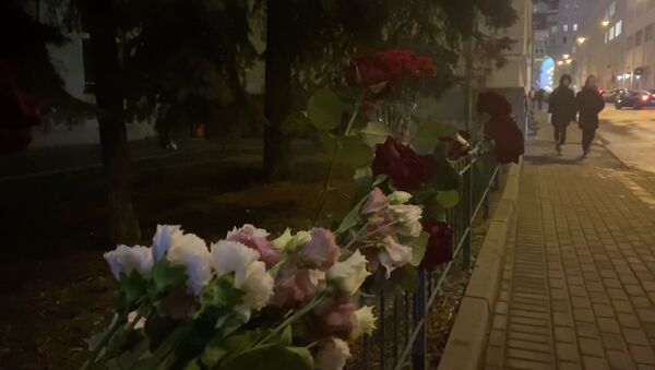 Москвичи принесли цветы к посольствам Украины и Ирана в память о погибших в авиакатастрофе - Sputnik Казахстан