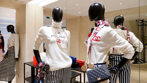 Модный дом Chanel и онлайн-платформа Farfetch запустили футуристичный торговый проект во флагманском магазине Chanel в Париже.  - Sputnik Казахстан