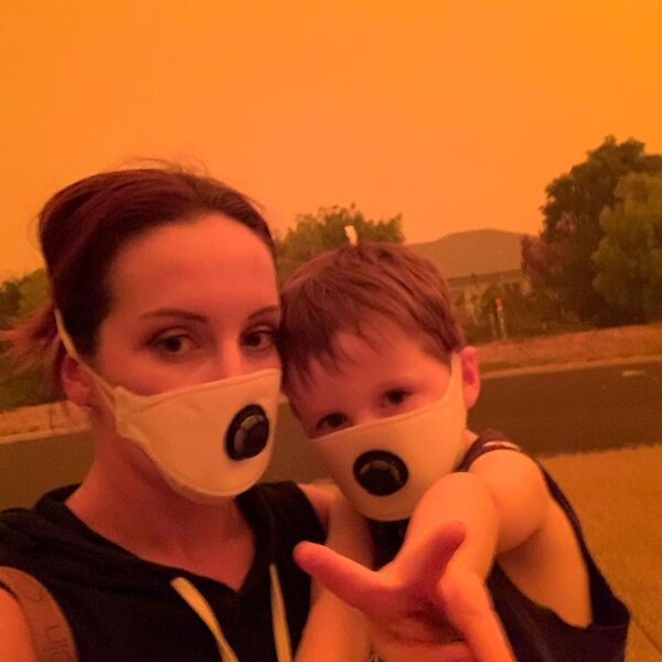 Мама с сыном в защитных масках во время лесных пожаров в Австралии - Sputnik Казахстан