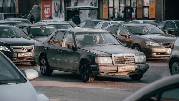 Автомобили на зимней дороге столицы - Sputnik Казахстан