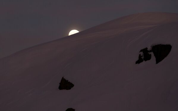 Ледник Презена на фоне полной луны в Италии  - Sputnik Казахстан