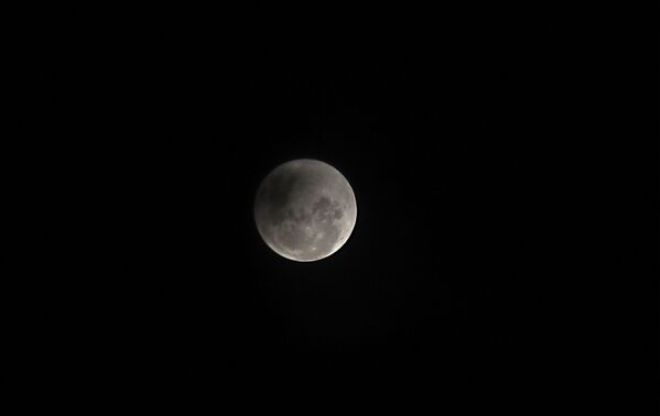 Лунное затмение в небе над Парагваем  - Sputnik Казахстан