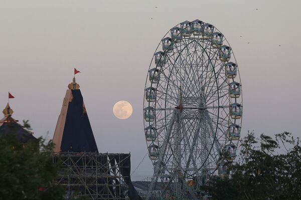 Полнолуние встает за колесом обозрения в парке развлечений в Бхопале, Индия - Sputnik Казахстан