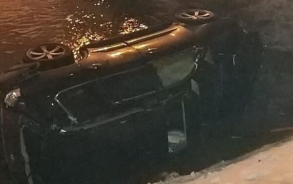 Пьяный водитель снес ограждение и рухнул в алматинскую речку - Sputnik Казахстан