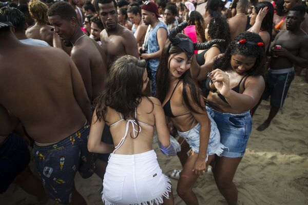 Участницы карнавала на пляже Копакабана в Бразилии - Sputnik Казахстан