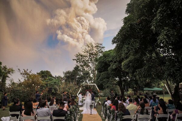 Свадебная церемония на фоне извержения вулкана Тааль на Филиппинах  - Sputnik Казахстан