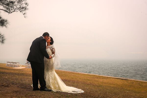 Свадебная церемония во время смога от природных пожаров в Сиднее  - Sputnik Казахстан
