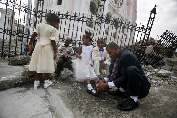 Подготовка к свадьбе в разрушенном храме после землетрясения на Гаити  - Sputnik Казахстан