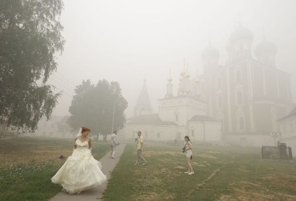 Невеста во время сильного смога от лесных пожаров в Рязани  - Sputnik Казахстан