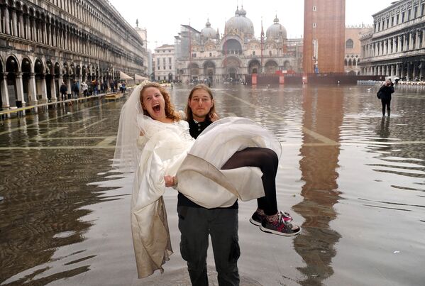 Жених с невестой на руках во время наводнения в Венеции  - Sputnik Казахстан