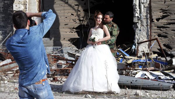Сирийские молодожены во время фотосессии на фоне разрушенных зданий в Хомсе  - Sputnik Қазақстан