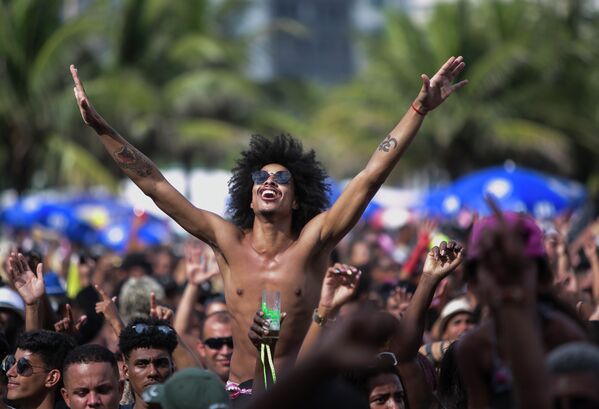Люди принимают участие в уличной вечеринке Bloco da Favorita на пляже Копакабана, Рио-де-Жанейро, Бразилия - Sputnik Казахстан