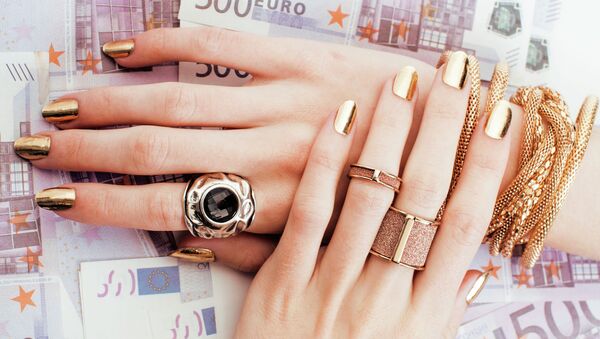 Красивые ухоженные руки с золотым маникюром и в золотых украшениях на фоне евро - Sputnik Казахстан