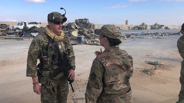 Военные на месте обстрела военной базы США Эйн-аль-Асад в Ираке, архивное фото - Sputnik Казахстан