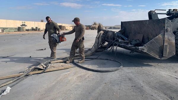 Американские военные чистят военную базу Эйн-аль-Асад после обстрела в Ираке - Sputnik Қазақстан