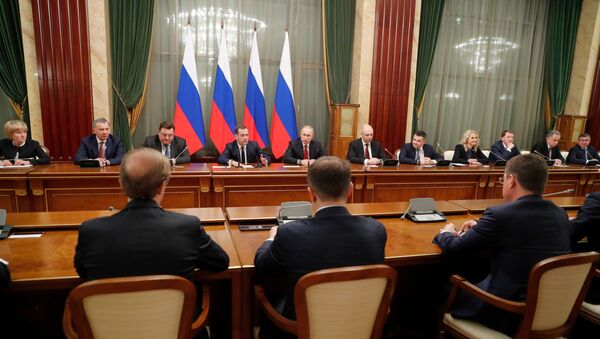Президент РФ Владимир Путин и председатель правительства РФ Дмитрий Медведев во время встречи с членами правительства - Sputnik Казахстан