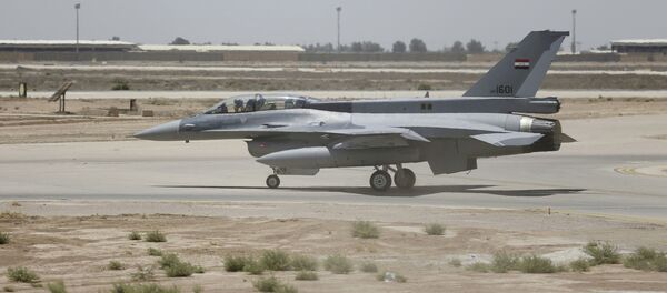 Истребитель армии США F-16 на военной базе в Баладе, Ирак, архивное фото - Sputnik Қазақстан