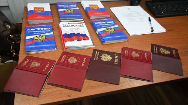 Конституция РФ и российские паспорта, архивное фото - Sputnik Казахстан