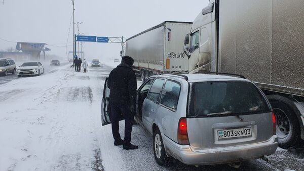 Столичные спасатели выезжают на подмогу гражданам, которые остались в снежном плену - Sputnik Казахстан